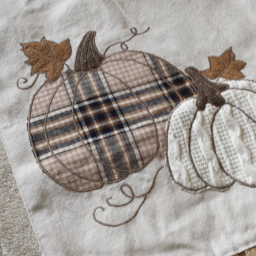 NWT DecorativeTABLE RUNNER - Picture 4 of 6